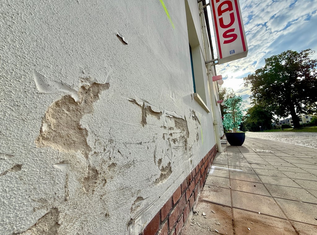 An der Mauer des Kornhauses sind die Unfallspuren zu sehen.