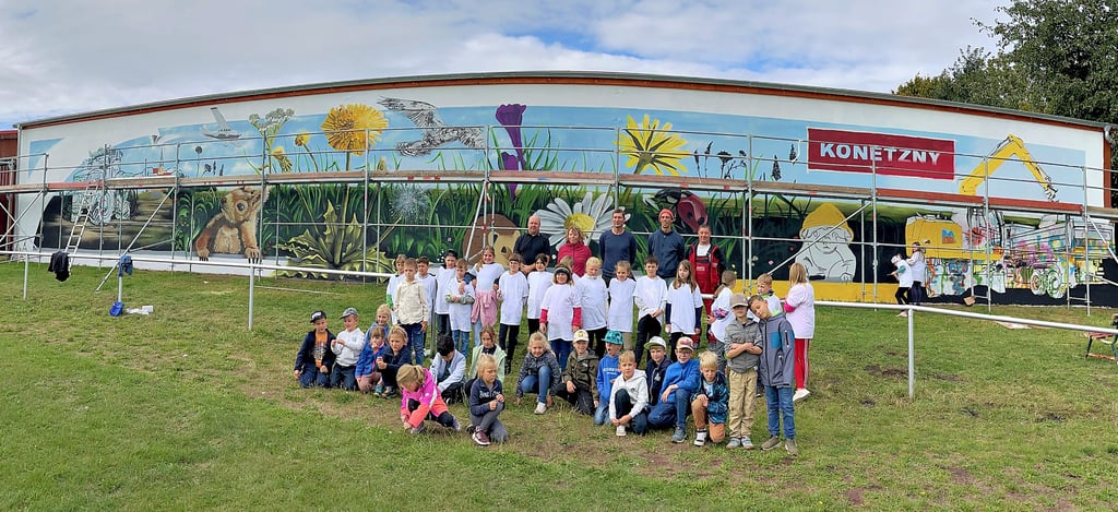 Kinder der 3. und 4. Klasse der Grundschule Barnstädt, hier im Bild die 3b und der Projekt-Sponsor Firma Konetzny, konnten am Graffiti-Projekt mit Künstler Martin Bölke mitwirken.