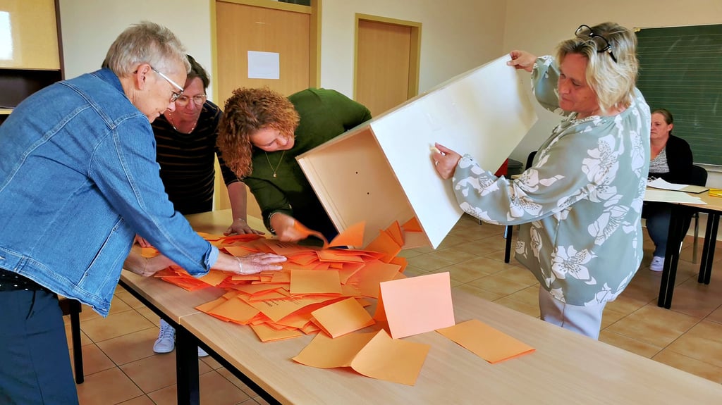 Birgit Scheffler (von links), Katrin Giese, Katharina Makowski und Sylvia Müller leerten die Urne im Dährer Wahllokal. Dieses befand sich erstmals im neuen Feuerwehrgerätehaus des Dorfes.