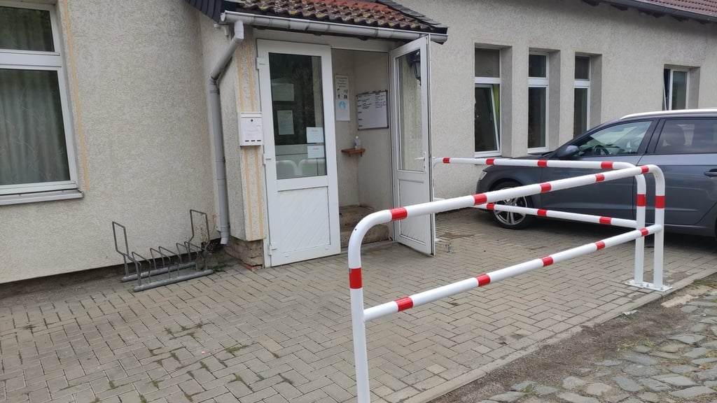 Zwei Geländer sorgen an der Kindertagesstätte in Veltheim jetzt dafür, dass die Kinder nicht direkt auf die angrenzende Straße oder den Parkplatz laufen.