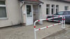 Zwei Geländer sorgen an der Kindertagesstätte in Veltheim jetzt dafür, dass die Kinder nicht direkt auf die angrenzende Straße  oder den Parkplatz laufen.