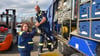 THW Ortsverband Oschersleben - Mitgleider Melissa Mantzke aus Seehausen und Sven Waßmus aus Oschersleben sortieren das technische Eqipment
