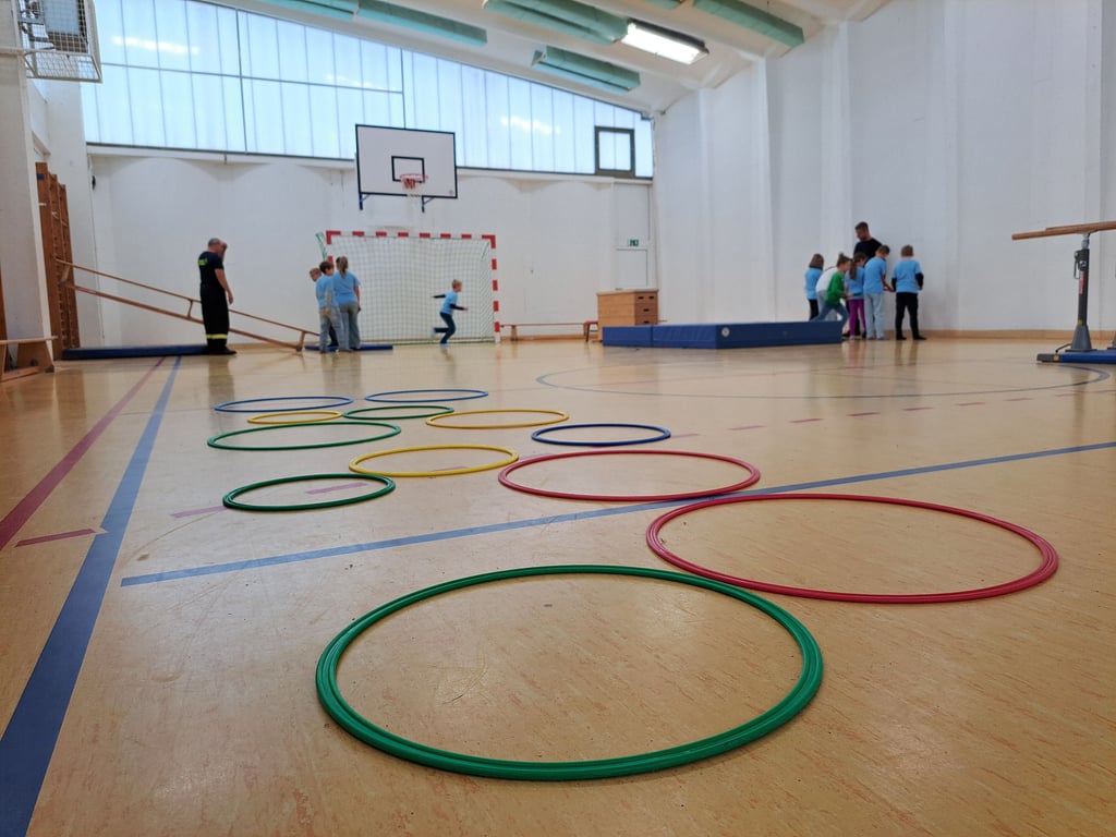 In der Turnhalle haben die Grundschüler am „Brandschutzerziehungstag“ ein Geschicklichkeitstraining mit verschiedenen Stationen absolviert.