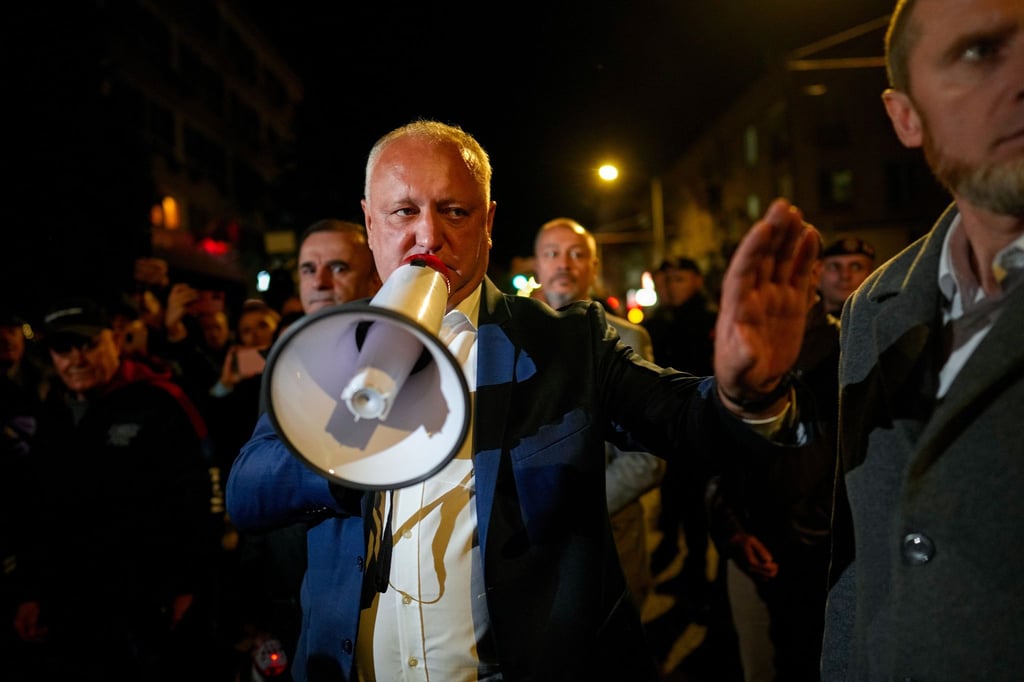 Der frühere Präsident Igor Dodon mit seinem Patriotischen Block sieht sich gemeinsam mit anderen Oppositionsparteien in Moldau als Sieger und hat Protest gegen die Wahl angekündigt.