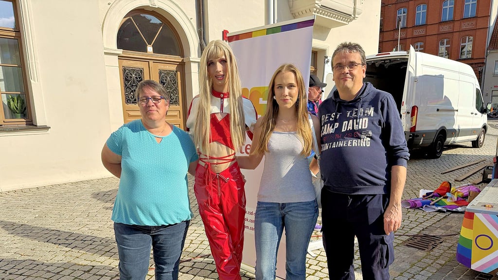 Sie halten zusammen und unterstützen Johannes Maasch alias Trixi TheYum: Mutter Monique, Schwester Marie und Vater Stefan Maasch.