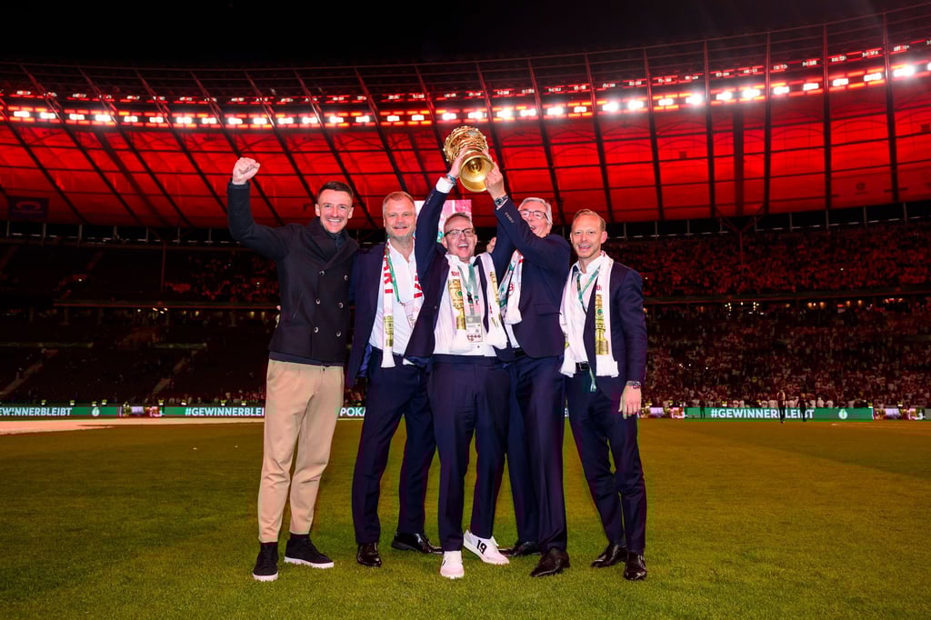 Vorstand Marketing und Vertrieb Rouven Kasper (r) wechselt vom VfB Stuttgart zum FC Bayern. (Archivbild)