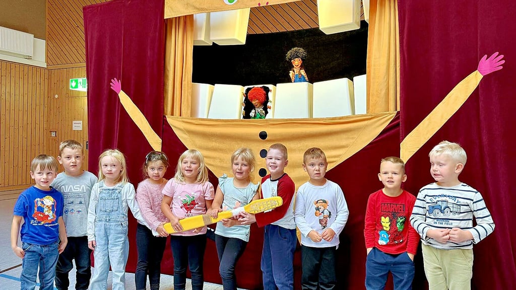 Kinder aus den Kitas Regenbogen und Zwergenland in Havelberg vor der Puppenbühne, wo Karius und Baktus lauern.