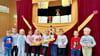 Kinder aus den Kitas Regenbogen und Zwergenland in Havelberg vor der Puppenbühne, wo Karius und Baktus lauern.