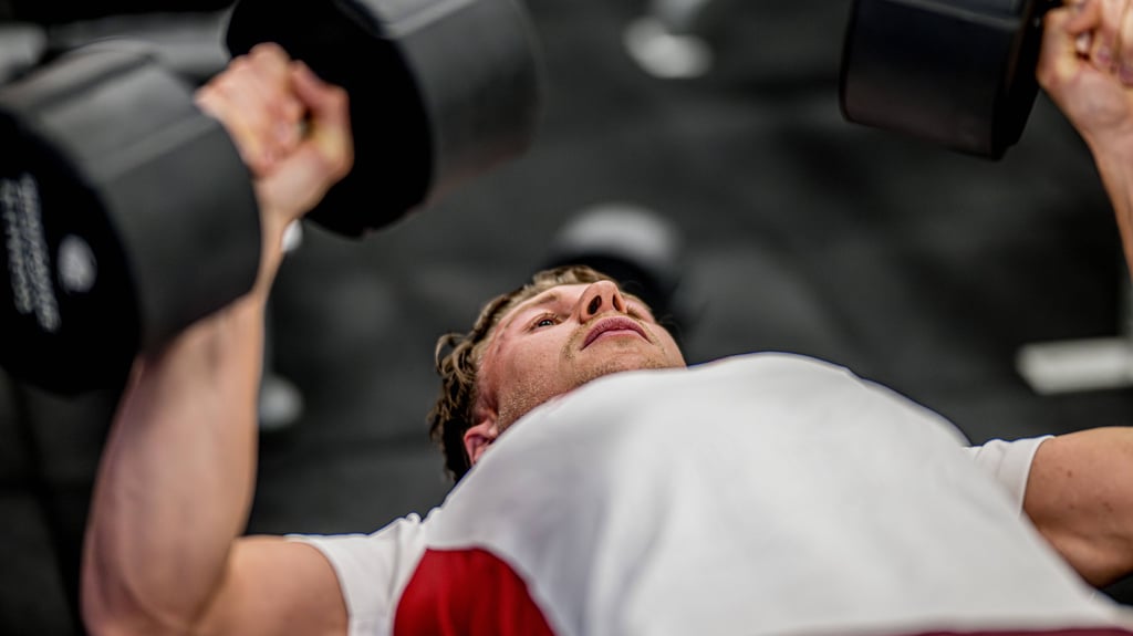 Willi Orban mit Gewichten bei den Übungen.