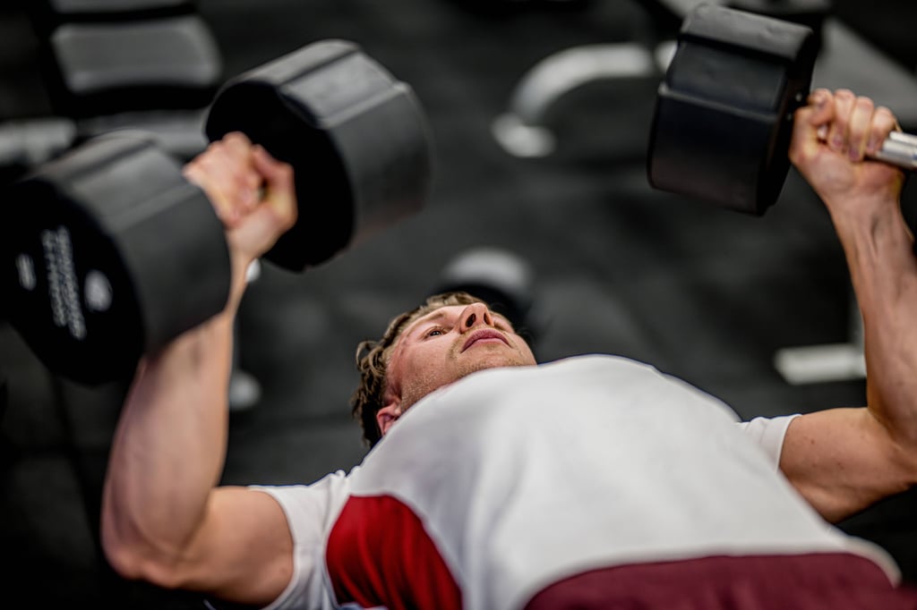 Willi Orban mit Gewichten bei den Übungen.