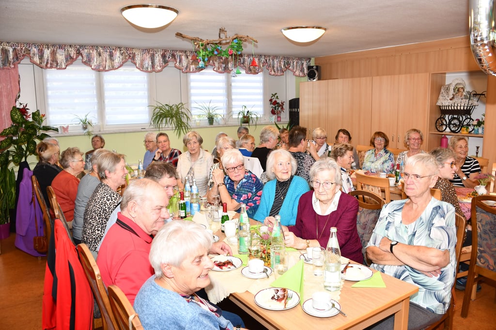 In der Begegnungsstätte der Volkssolidarität in Oschersleben beginnt das Fest am Nachmittag mit frischem Pflaumenkuchen