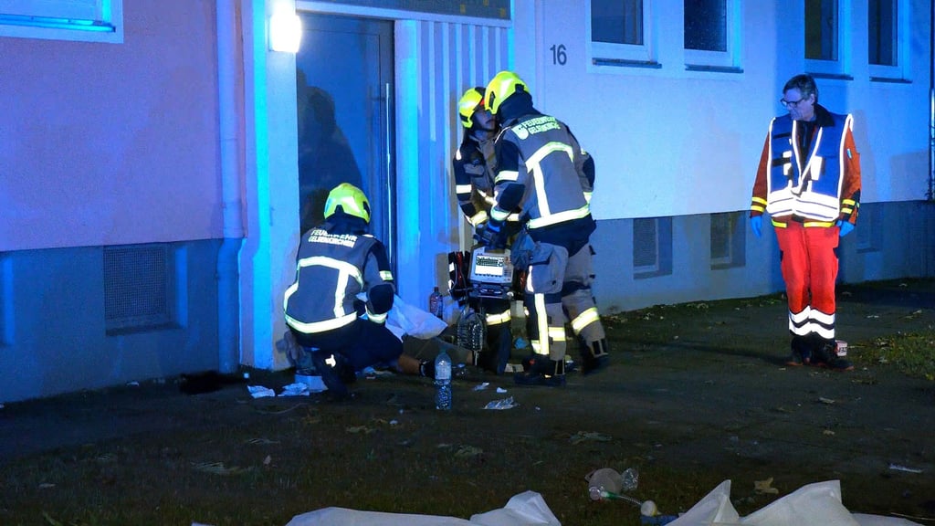 Nach der Gewalteskalation auf offener Straße versorgten Rettungskräfte vier lebensgefährlich verletzte Menschen. Nun ist ein Mann im Krankenhaus gestorben.