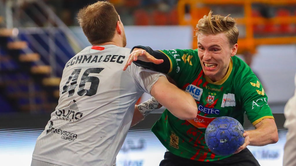 Im Halbfinale der Klub-WM kommt es zur Neuauflage des letztjährigen Endspiels zwischen dem SCM und Veszprém. Hier wird Gisli Kristjansson von Dragan Pechmalbec attackiert.