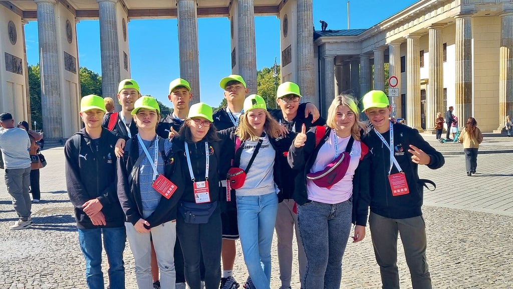 Abseits der Wettkämpfe besichtigten die Jugendlichen auch das Brandenburger Tor in Berlin.