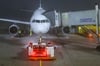 Eine Maschine der Lufthansa wird am Flughafen Leipzig/Halle abgefertigt. Das geschieht künftig ohne eigenes Personal.