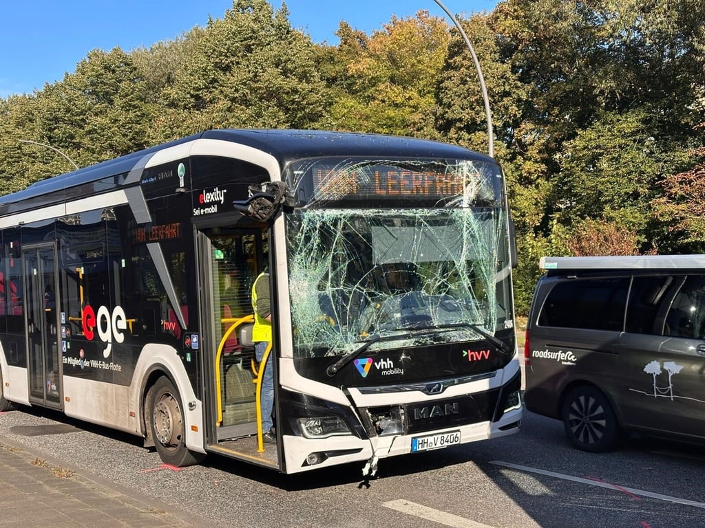 Insgesamt wurden bei dem Unfall zwölf Menschen verletzt.