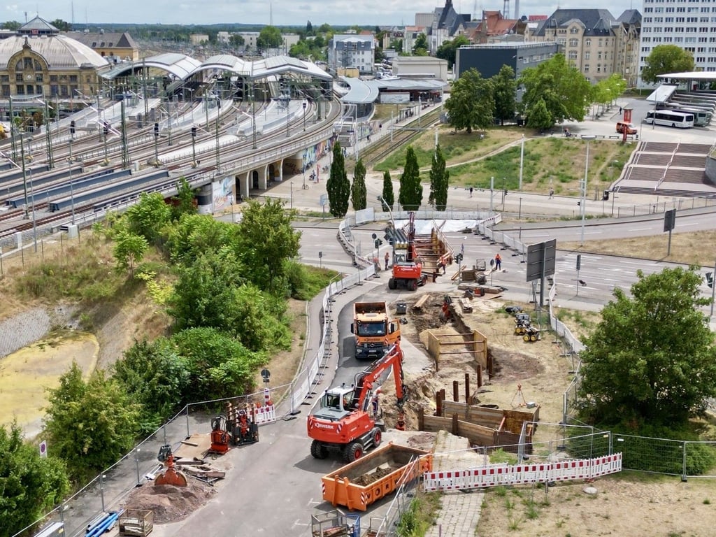 Blick auf die Leitungsarbeiten am Rand des Riebeckplatzes.