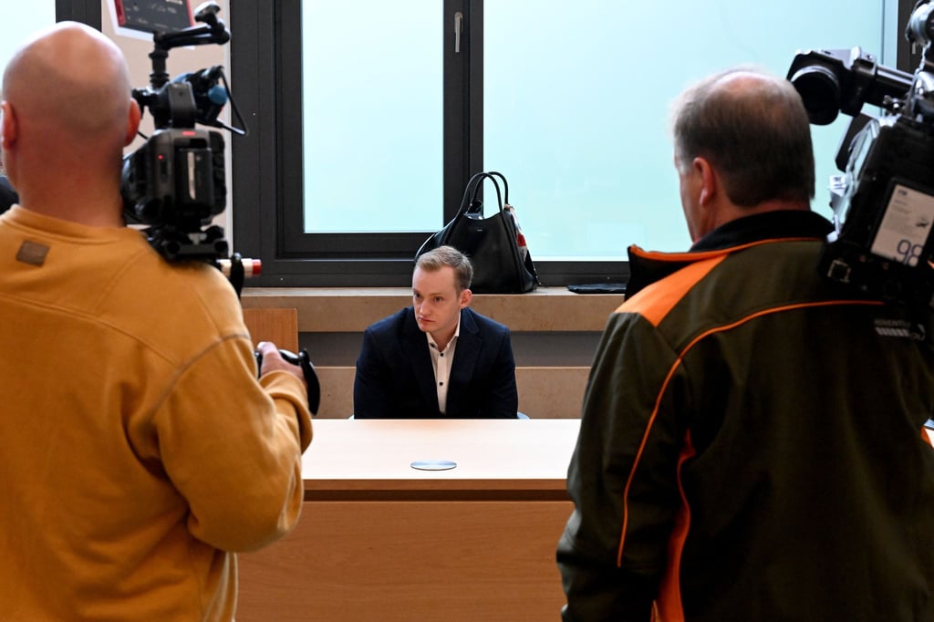 Der Angeklagte will ausdrücklich nicht gepixelt werden. „Er hat nichts falsch gemacht“, sagt seine Anwältin.