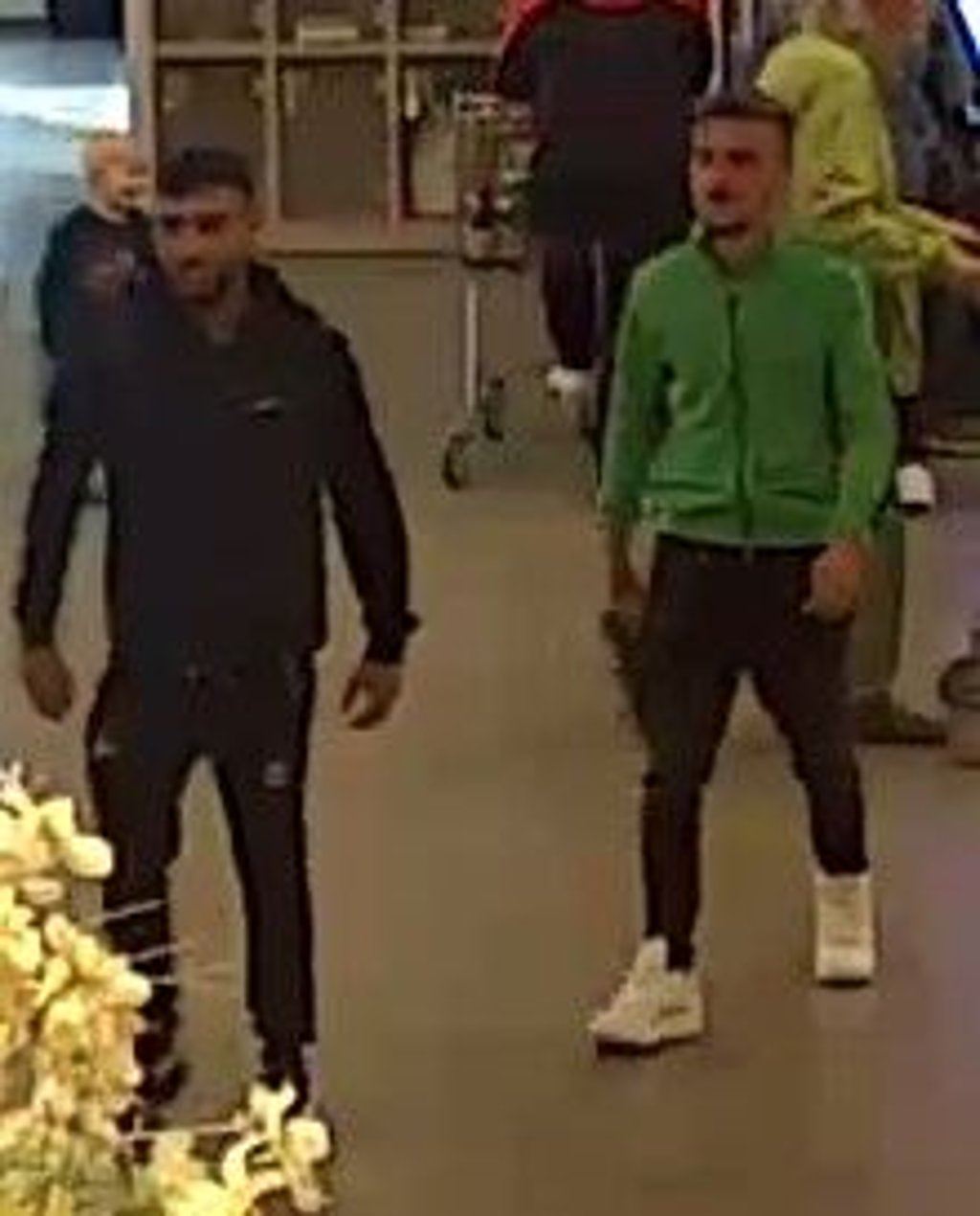 Diebstahl in Halle: Wer kennt diese Männer?