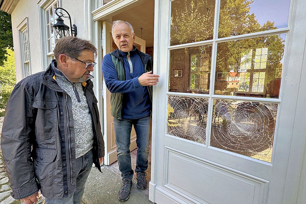 Mitglieder des Schlossparkfördervereines begutachten den Schaden am Teehaus im Schlosspark Möckern.