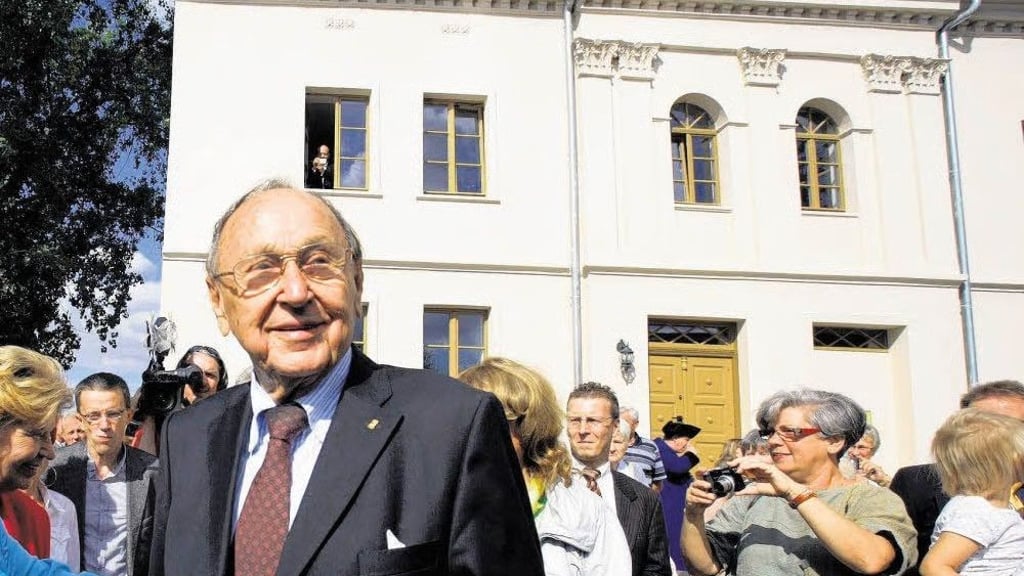 Zur Eröffnung der Bildungs- und Gedenkstätte in Reideburg war Hans-Dietrich Genscher 2009 zu seinem Geburtshaus gekommen.
