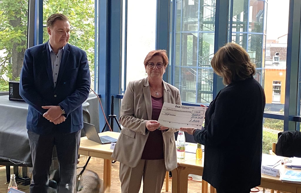 Die ÖSA-Mitarbeiter Denis Hoppert und Ute Lichtenberg (Mitte) übergaben einen symbolischen Scheck an die Genthiner Bürgermeisterin Dagmar Turian.