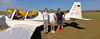 Nahm am ersten Schnupperkurs als „Co-Pilotin“ im doppelsitzigen Motorflugzeug teil: Lea Marie Horlebeck aus Hemstedt (von links), hier mit Pilotin Corina Matthies und Fluglehrer Bennet Adloff, beide Mitglieder im Fliegerklub Gardelegen.