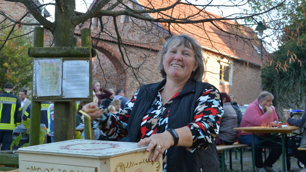 Beim neunten Lindengeburtstag in Gutenswegen sorgte Monika Bednarz vom Heimat- und Kulturverein mit ihrer Drehorgel für Stimmung.