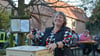 Beim neunten Lindengeburtstag in Gutenswegen sorgte Monika Bednarz vom Heimat- und Kulturverein mit ihrer Drehorgel für Stimmung.