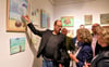 Zur Vernissage am Freitag hat Peter Braemer den Besucherinnen und Besuchern seiner Ausstellung die Geschichten hinter seinen Bildern erzählt. 