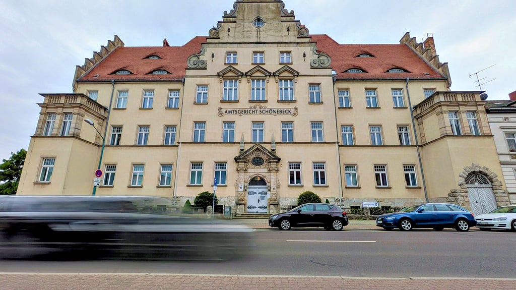 im Schönebecker Amtsgericht ist ein Mann wegen räuberischen Diebstahls verurteilt worden.