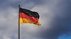 Mit dem Gemeinschaftsgefühl zwischen Ost- und Westdeutschland geht es einer Umfrage nach wieder abwärts. (Archivbild)
