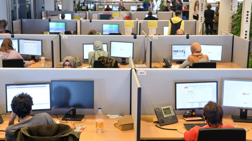 Telefonisten in Call-Centern werden bei Routineanfragen inzwischen schon durch KI-Programme ersetzt.