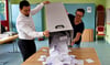 Bürgerentscheid: Die Auszählung der Stimmen – hier im Abstimmungslokal Willi-Friedrichs-Sporthalle in Gardelegen mit Stadtwahlleiter Andreas Hensel und Nicole Schwark vom Abstimmungsvorstand – lief schnell. 