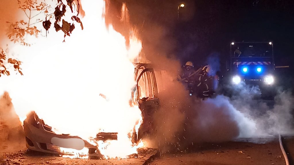 Ein Kleinbus brannte in der Nacht zum Montag in Genthin.