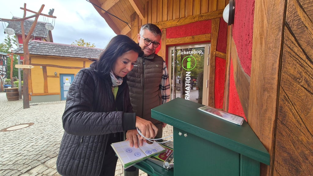 Im Hexendorf auf dem Hexentanzplatz bei Thale gibt es jetzt einen Sonderstempel der Harzer Wandernadel. Den möchte natürlich auch Kathrin Friedling von der Bodetal Tourismus GmbH - im Heft haben.