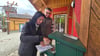 Im Hexendorf auf dem Hexentanzplatz bei Thale gibt es jetzt einen Sonderstempel der Harzer Wandernadel. Den möchte natürlich auch Kathrin Friedling von der Bodetal Tourismus GmbH - im Heft haben. 