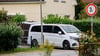 Ein Leichenwagen vor dem Wohnhaus.