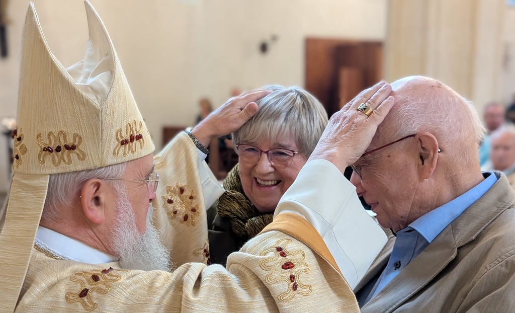 Bischof Feige Gerherd Feige ehrt Ehejubilare in Magdeburg.