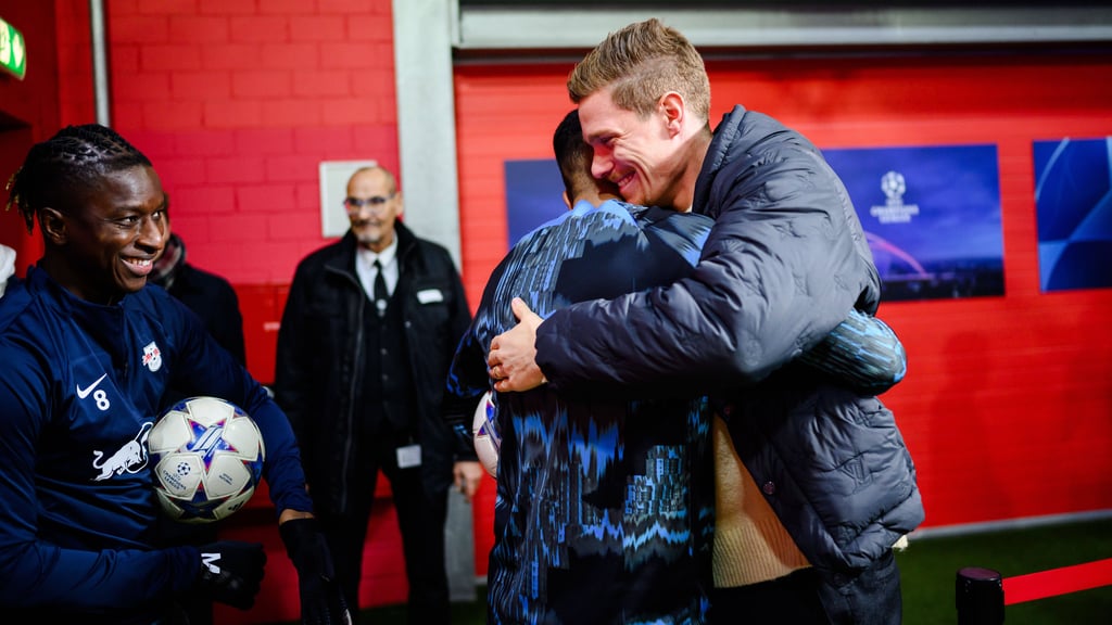 Marcel Halstenberg und Benjamin Henrichs am Rande eines Spiels von RB Leipzig.