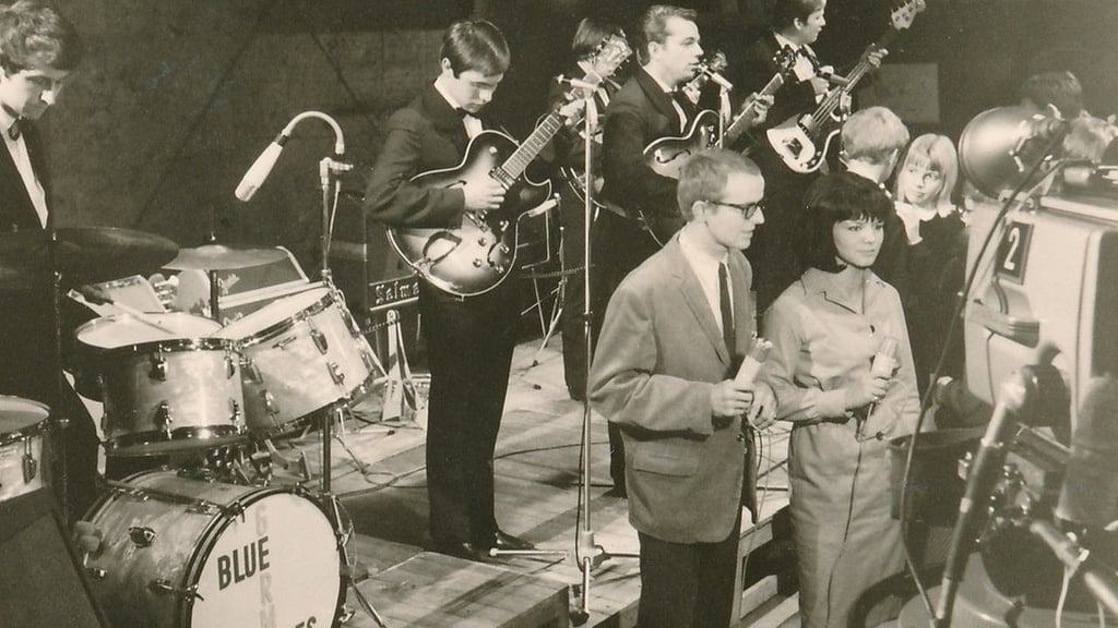 Die zweite „Beat-Club“-Sendung wurde am 30. Oktober 1965 ausgestrahlt. Moderiert von Uschi Nerke und Gerhard Augustin 1965. Es strat unter anderem die Hamburger Beatband „German Blue Flams“ (im Hintergrund) auf.