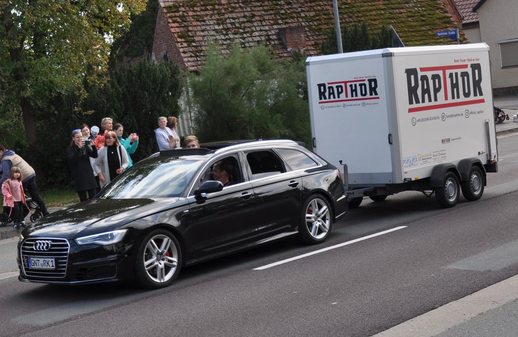 Rapthor-Schlagzeuger Phil Keil winkt aus dem Auto.