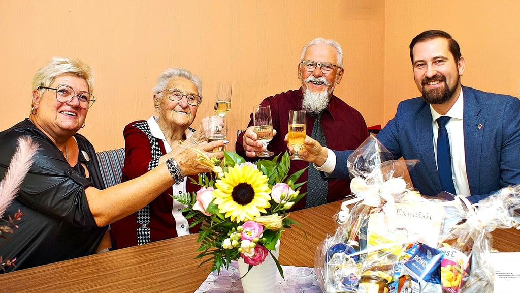 Im Evangelischen Seniorenzentrum Havelberg hat die hundertjährige Martha Pick mit Schwiegertochter Birgitte, Sohn Karl-Heinz und Bürgermeister Mathias Bölt (rechts) auf die Gesundheit angestoßen.