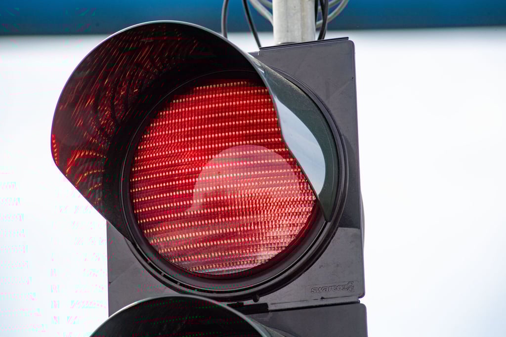 Möglicherweise war die Autofahrerin von der tiefstehenden Sonne geblendet. (Symbolbild)
