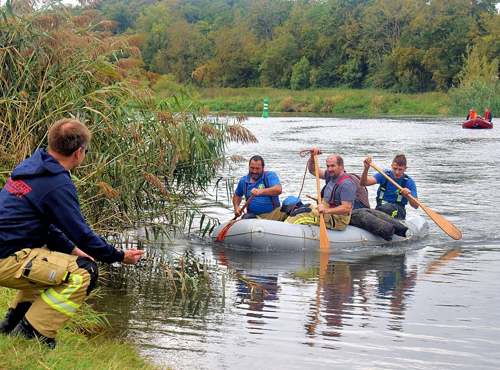 Das Team der Feuerwehr Gerbitz hat die Puppe im Boot und legt an.