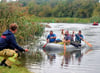 Das Team der Feuerwehr Gerbitz hat die Puppe im Boot und legt an. 