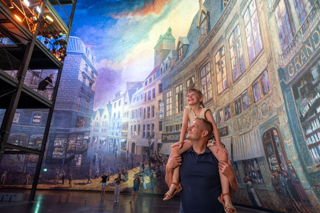 Familienerlebnis in der Kunst: Kinder und Eltern können in der Panorama-Ausstellung „Die Kathedrale von Monet“ gemeinsam rätseln, entdecken und spielerisch in die Welt des berühmten Malers eintauchen.