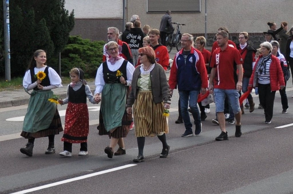 Auch zu Fuß waren Teilnehmer im Zug unterwegs.