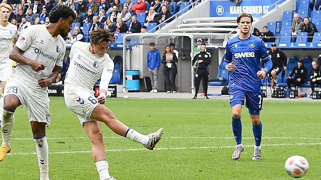 Das Ende der Krise auf dem Fuß: Dariusz Stalmach vergibt die Megachance in Karlsruhe.