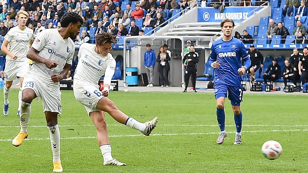 Das Ende der Krise auf dem Fuß: Dariusz Stalmach vergibt die Megachance in Karlsruhe.